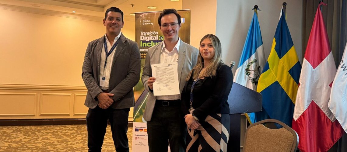 Representantes de Agroclimatica reciben el reconocimiento del FIID Fund Challenge de Swisscontact.