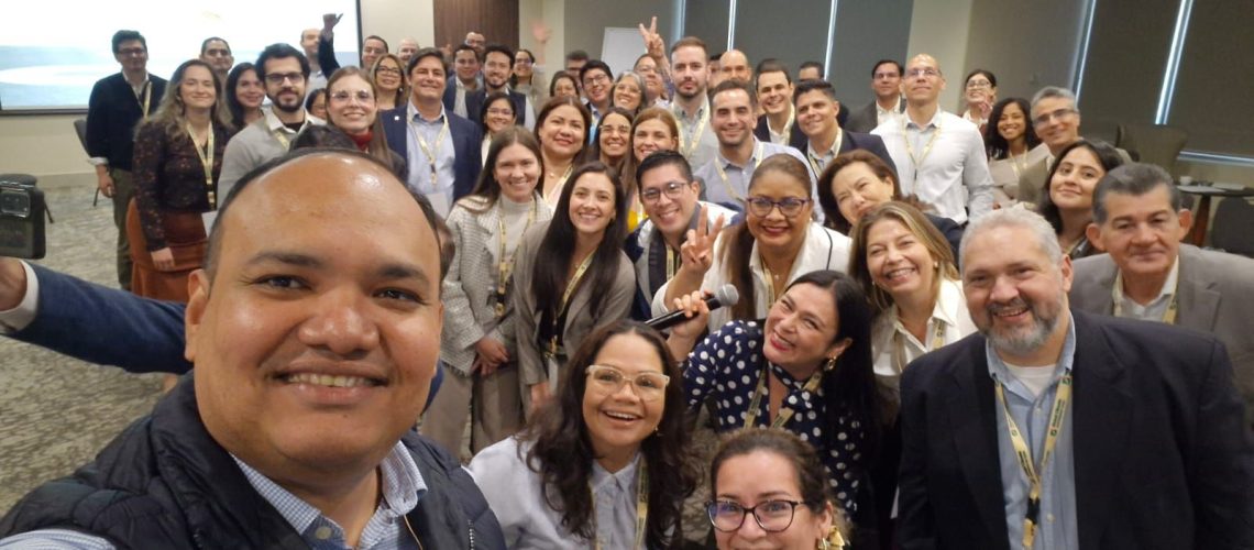 Participantes del GCPF LATAM Intercambio 2025 en Lima, Perú, durante la sesión sobre finanzas sostenibles y resiliencia climática.